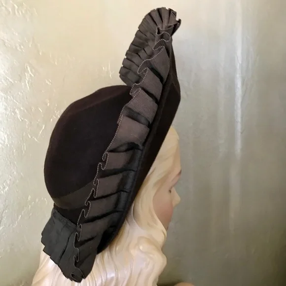 OUTSTANDING 1930s BROWN FELT HALO WIDE BRIM HAT WITH PLEATED GROSGRAIN EDGING